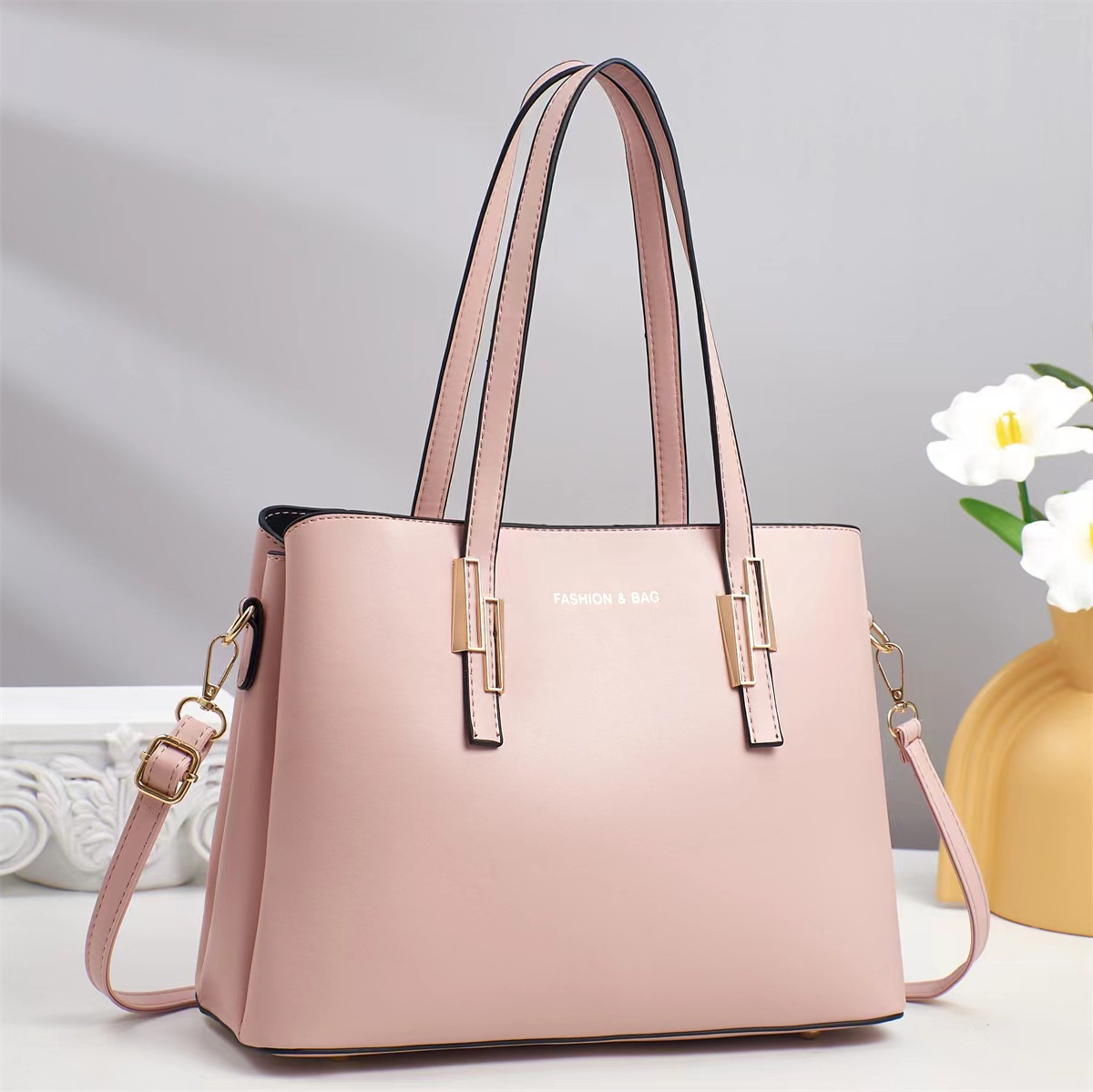 2025 nuevo bolso de mensajero de diseño de nicho bolso de mujer simple de un solo hombro de alta gama estilo de moda clásico