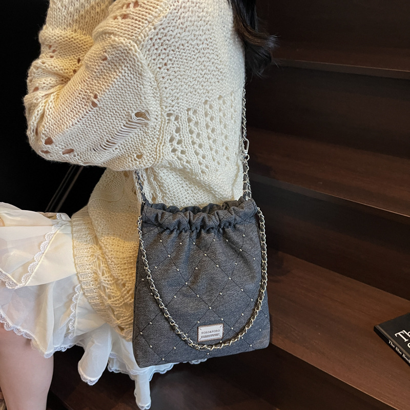 Bolso de cubo Xiaoxiangfeng 2025 nuevo bolso de cadena remache bolso de hombro de mezclilla bolso de mensajero bordado de diamantes mujer