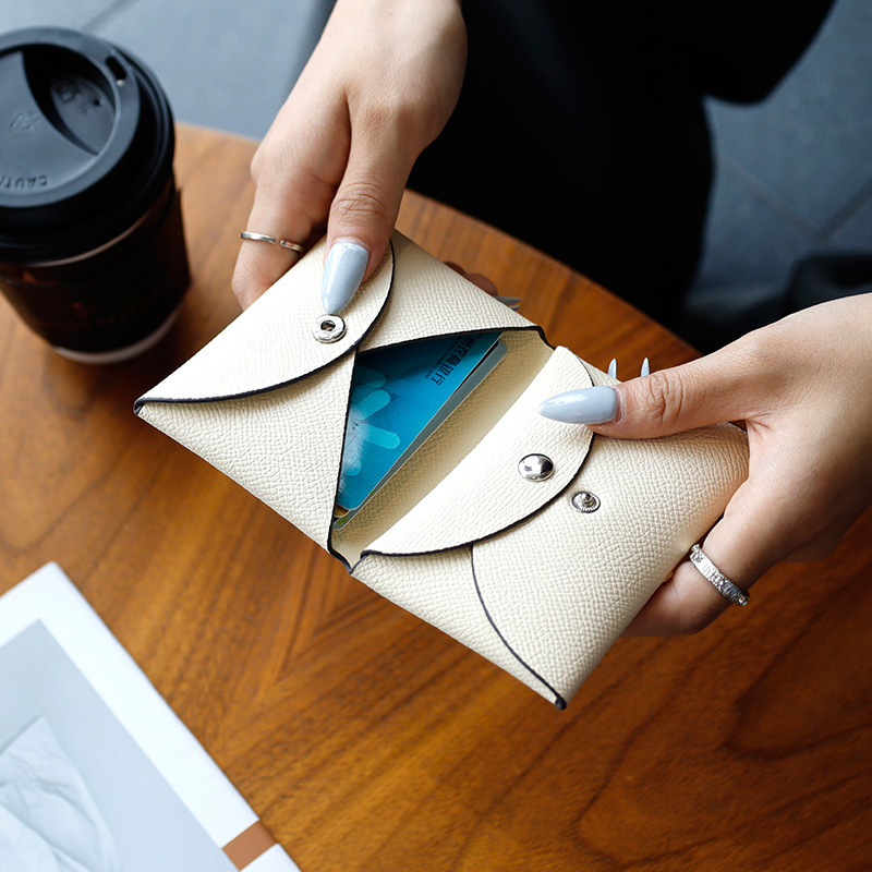 おしゃれなカバンの女性の本革の掌紋の名刺はシンプルで小さい香りの風のカードは会議の贈り物を包んで代行します。