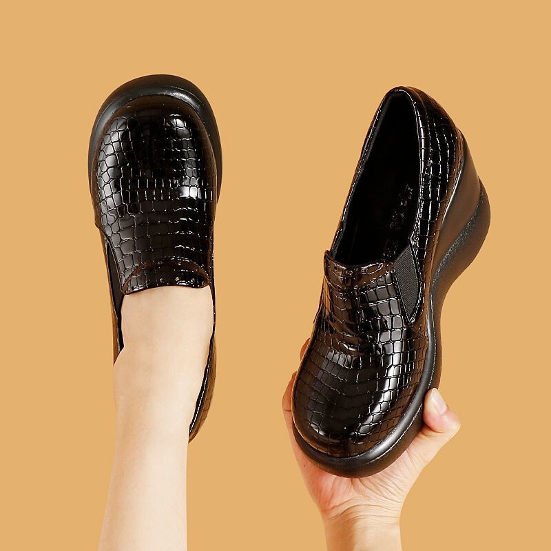 Crocodile-patterned deep-cut wedge heel women's shoes, new autumn 2026 model, round-toe comfortable slip-on elastic leather shoes for women