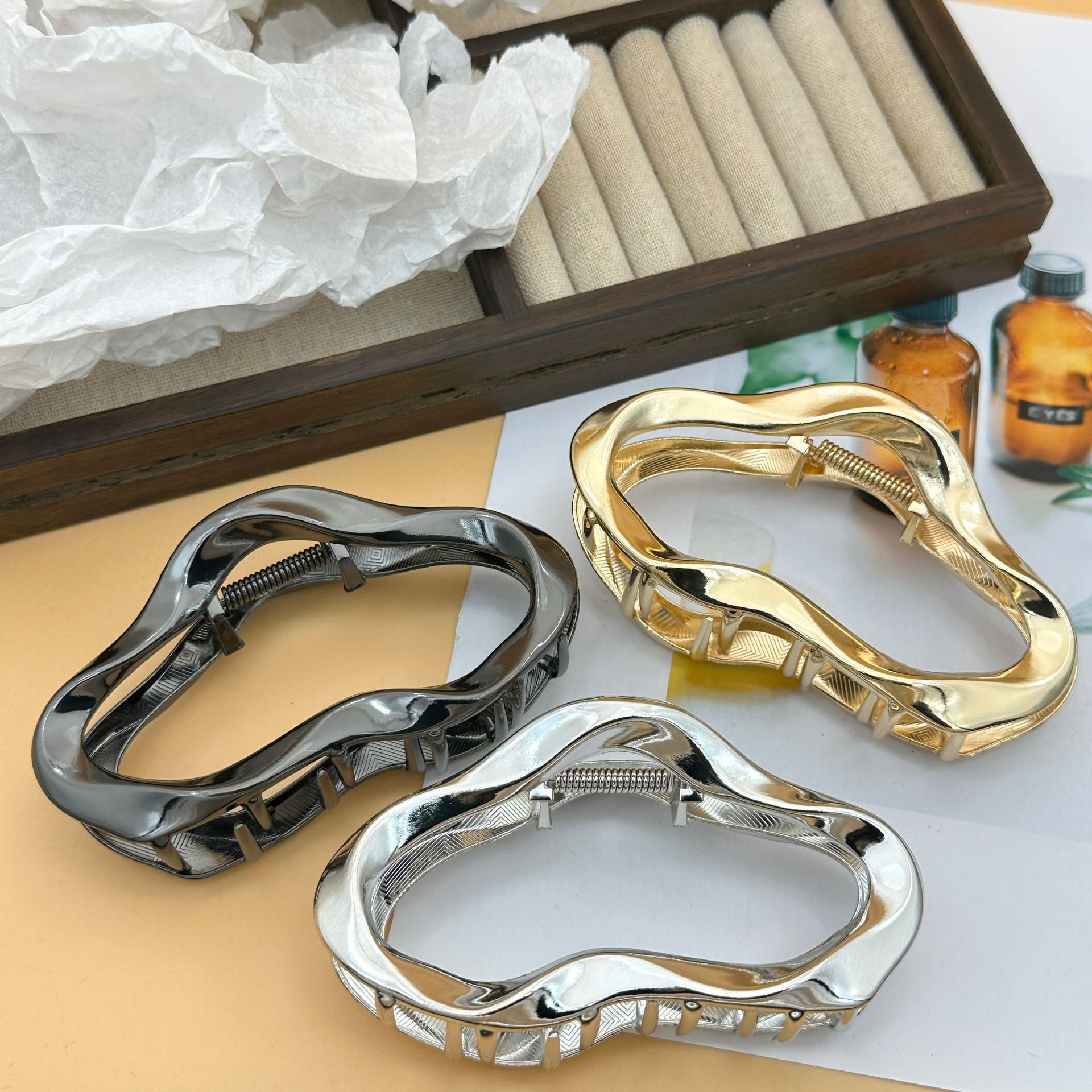 Irregular Line Cloud Clip, High-End Metal Hair Clip, Female Back of the Head Elegant Shark Clip Headwear Large Size