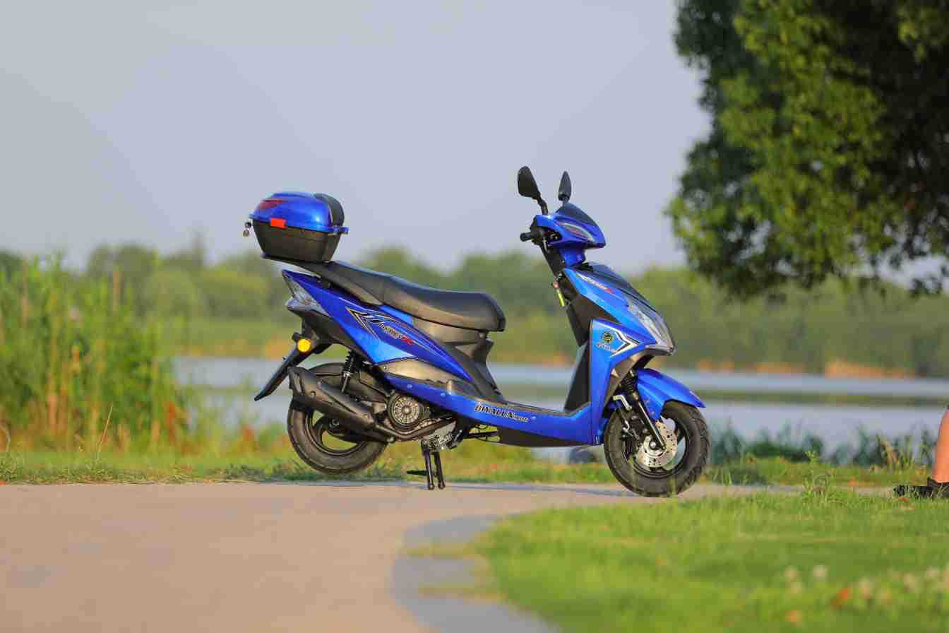 Brand New Domestic Fuel Scooter, High Power, Long Battery Life, Fuel-Saving Motorcycle, Adult Commuting and Long-Distance Running King