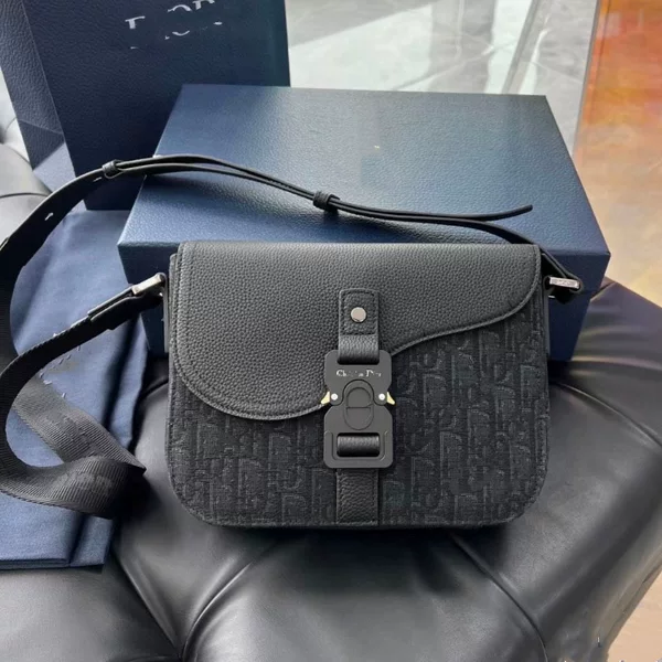 2026 New Model Original Quality Men's Crossbody Bag Messenger Bag Large Capacity Lock Shoulder Bag Saddle Bag