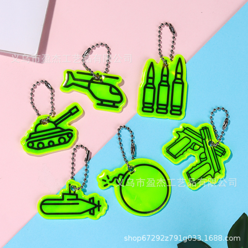 Factoria directa de llaveros reflectantes armas colgantes tanque bala modelado llaveros de PVC reflectantes advertencia de noche