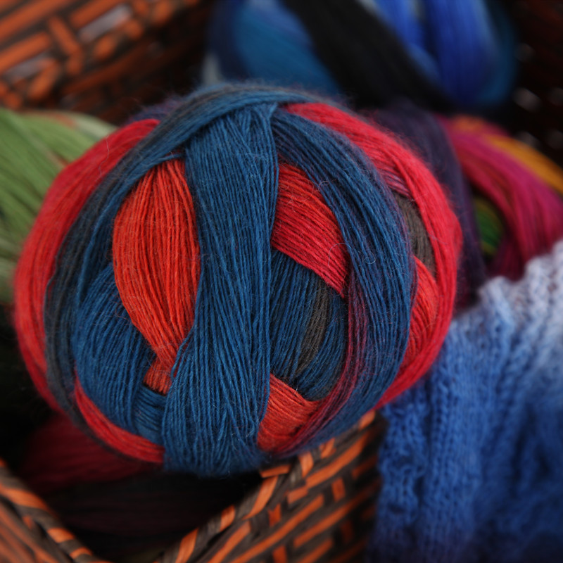 厂家供应段染彩虹线进口防缩澳毛手编线钩织线毛线团100g