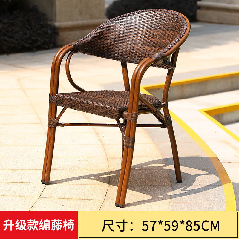 Taburetes al aire libre, sillas, mesas y sillas, balcón, patio, café, té, leche, comidas en el interior