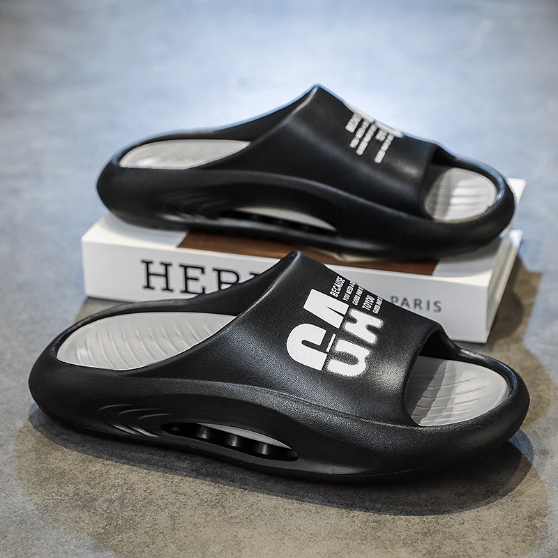 Los hombres de verano se ponen cómodos en el hogar, zapatillas de callejera para parejas.