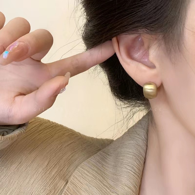拉丝哑光弧形耳环女2023年秋冬新款韩国轻奢气质网红潮高级感耳钉
