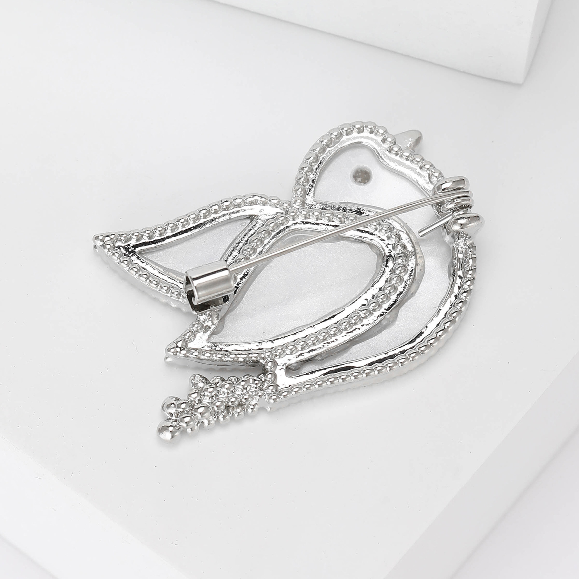 9g Weight Brooches Classification Daily, Tea Party Occasion Alloy Material Pigeon Pattern All Seasons Season Women's Gender Enamel Design Cute, Classic Style Style Cute Classic Style Pin Pigeon Alloy Enamel Women's Brooches 9