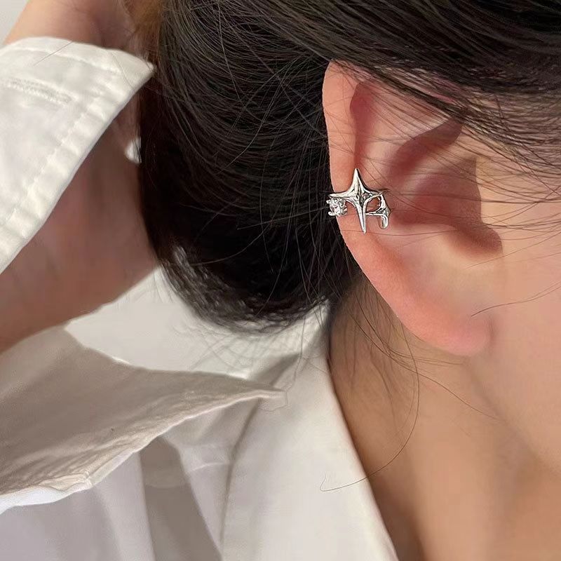 Venta al por mayor de diamantes pequeños geométricos simples, clip de hueso de oreja de estrella de cuatro puntas, clip de oreja sin orificio para la oreja, nicho femenino, joyería de oreja de personalidad retro fresca
