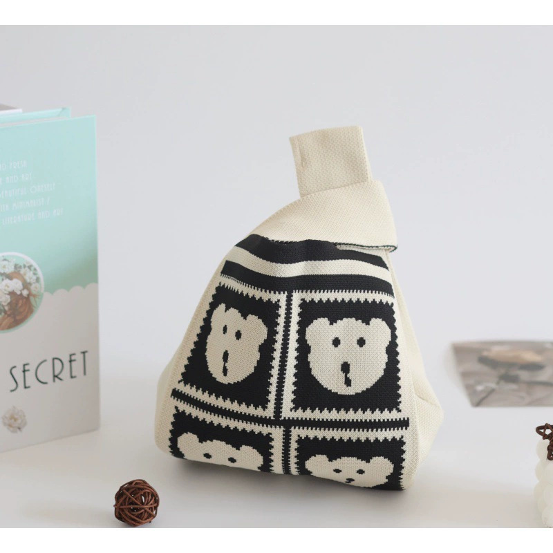 cuatro cabezas de oso blanco