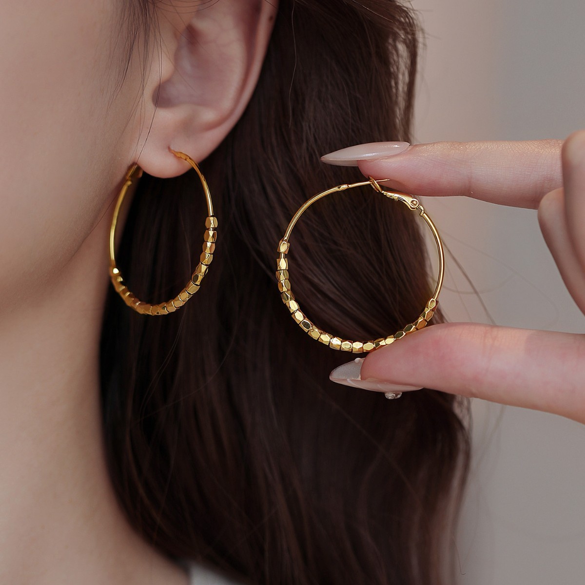 Exquisite and luxurious, niche silver hoop earrings, stylish and elegant, with a high-end feel, 2026 new collection