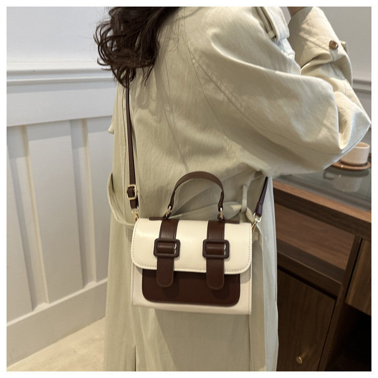 A new 2024 trendy and retro single-shoulder crossbody small square bag for girls, a niche British-style handbag undefined