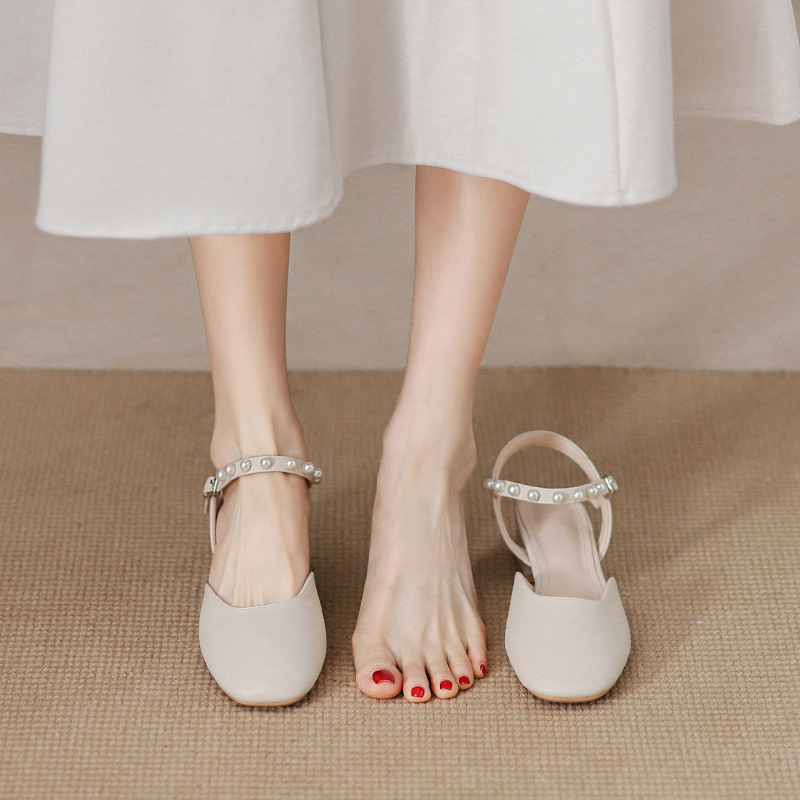 Nuevas sandalias de cabeza de perla 2026 verano versátil tacones gruesos suaves zapatos de talón medio Mary raros