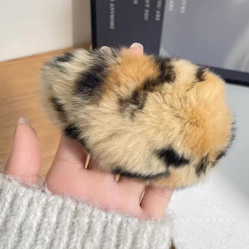 大きいサイズの本物のウサギの毛の高級感はネットの赤い超大型のヘアピンのかわいい毛の髪飾りのサメのクリップの秋冬をつかみます。