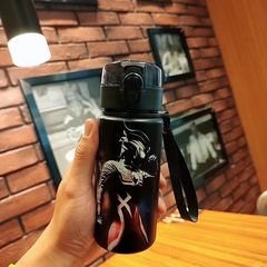 卸売国境を越えた外国貿易日本の漫画ウォーターカッププラスチック漏れ防止ポータブル小学生カップ彫刻と印刷ロゴ