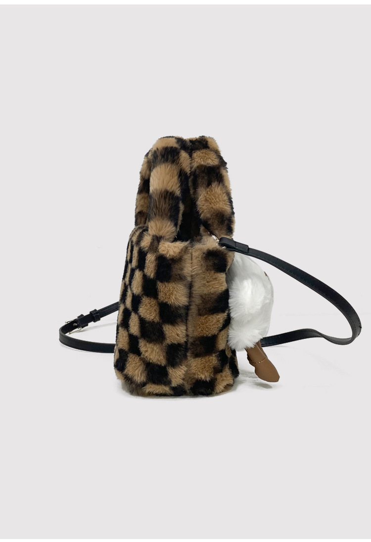 Borsa a tracolla in peluche a scacchi con ciondolo nuvola_voghion.com