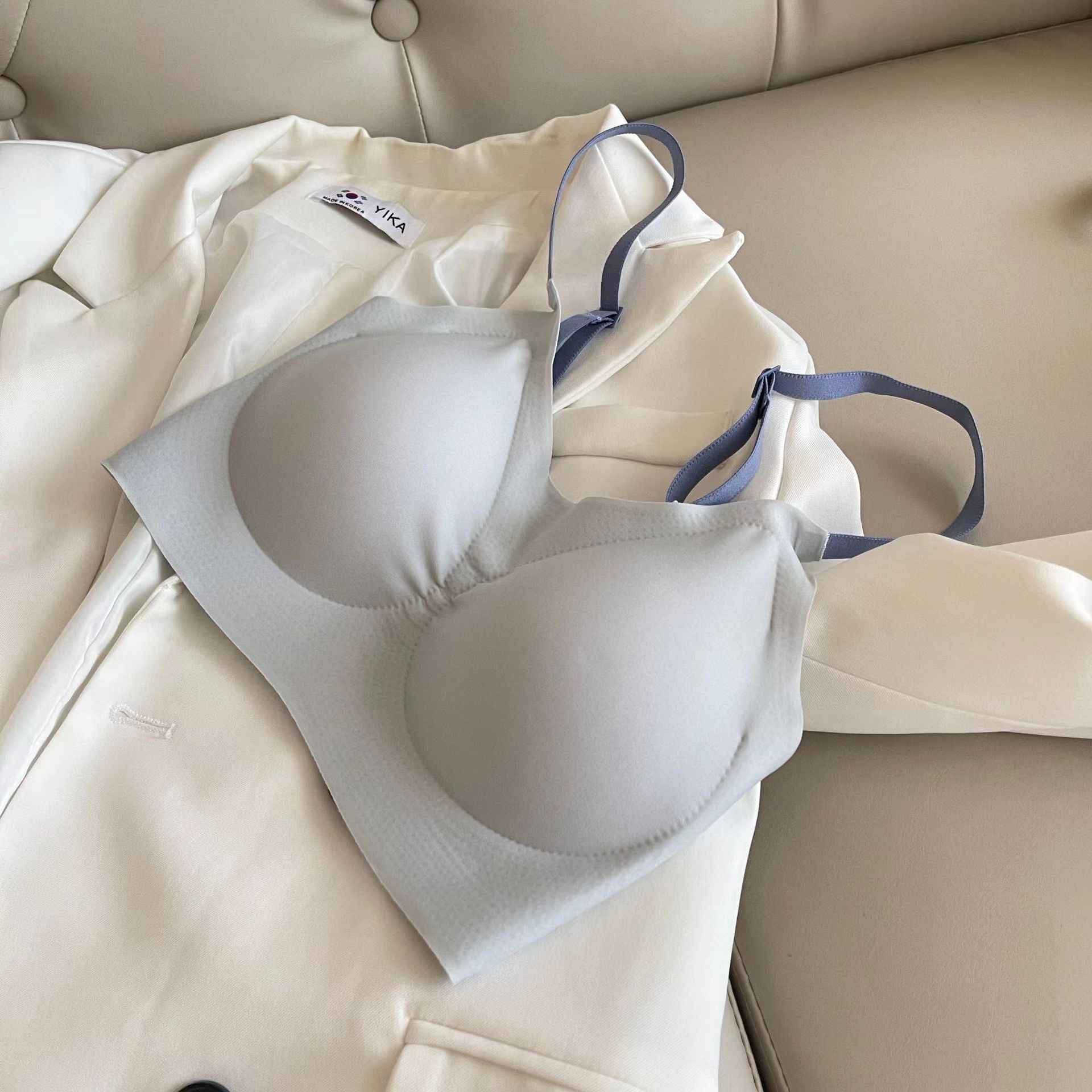 Alta calidad sin costuras taza fija contraste color látex algodón ropa interior transpirable push-up lado pecho con cabestrillo fino para las mujeres