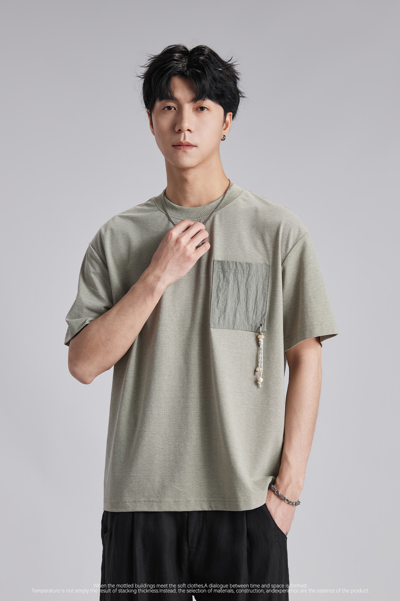 Áo thun nam cổ tròn tay ngắn chất liệu cotton thoáng mát, form rộng thả vai, túi đắp phối màu đính cườm — đen chi tiết 3