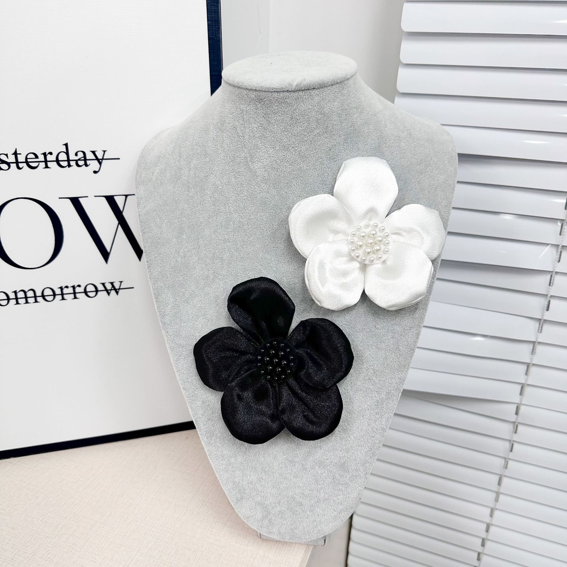 Perla tridimensional hecha a mano en blanco y negro gran flor decoración broche ropa zapatos sombreros bolsos calcetines accesorios lindos