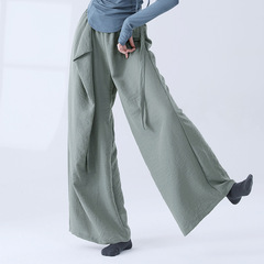 モダンダンスの練習服がふわふわしていて、筋理感があります。