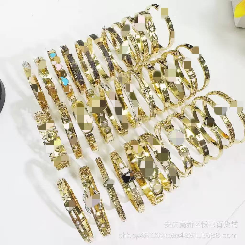 2025新款欧美大的牌钛钢手镯不褪色不锈钢手镯卡扣开口手饰批发