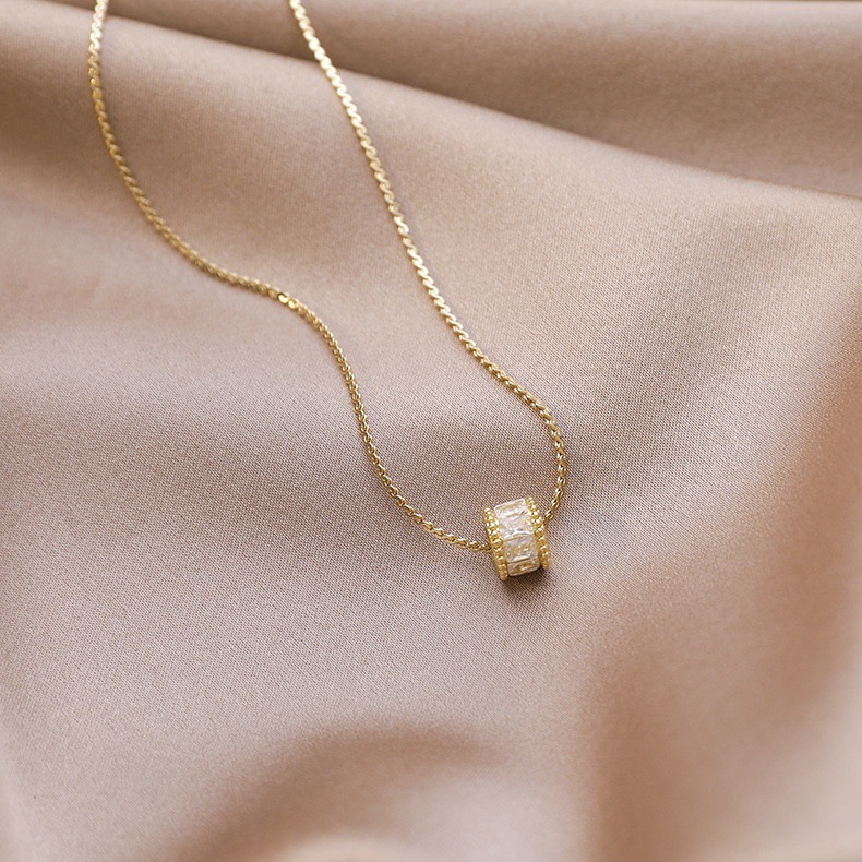 Colar feminino multicamadas em estilo barroco europeu e americano, banhado a ouro, com pérolas naturais em camada dupla._voghion.com