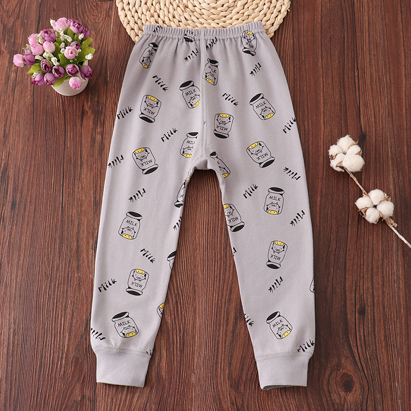 회색 바닥 우유병