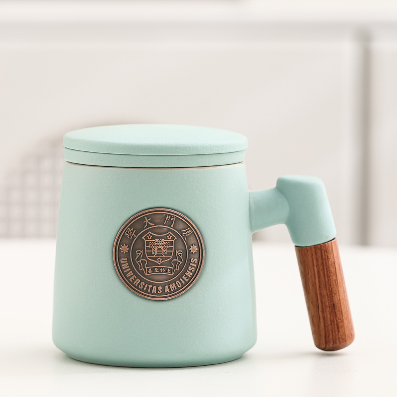 Taza de cerámica famosa escuela taza de filtro taza de marca taza de metal bronce relieve impresión LOGO taza de agua taza con tapa caja de regalo
