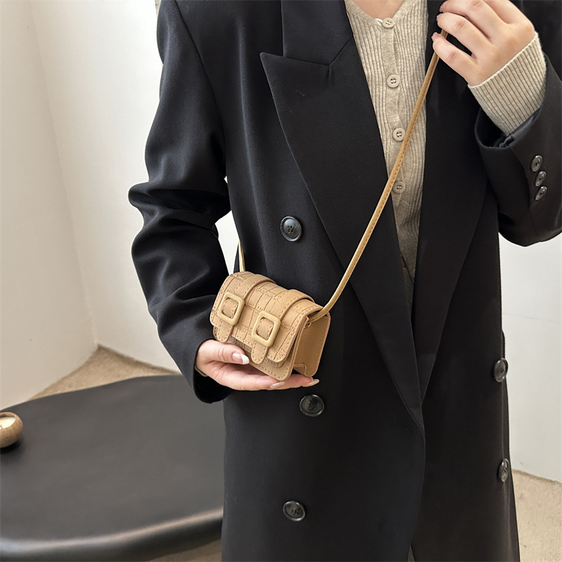 2024 bolso pequeño de ocio de invierno para mujer nuevo estilo simple y moderno retro viajero todo fósforo ins bolso de mensajero de un solo hombro para mujer