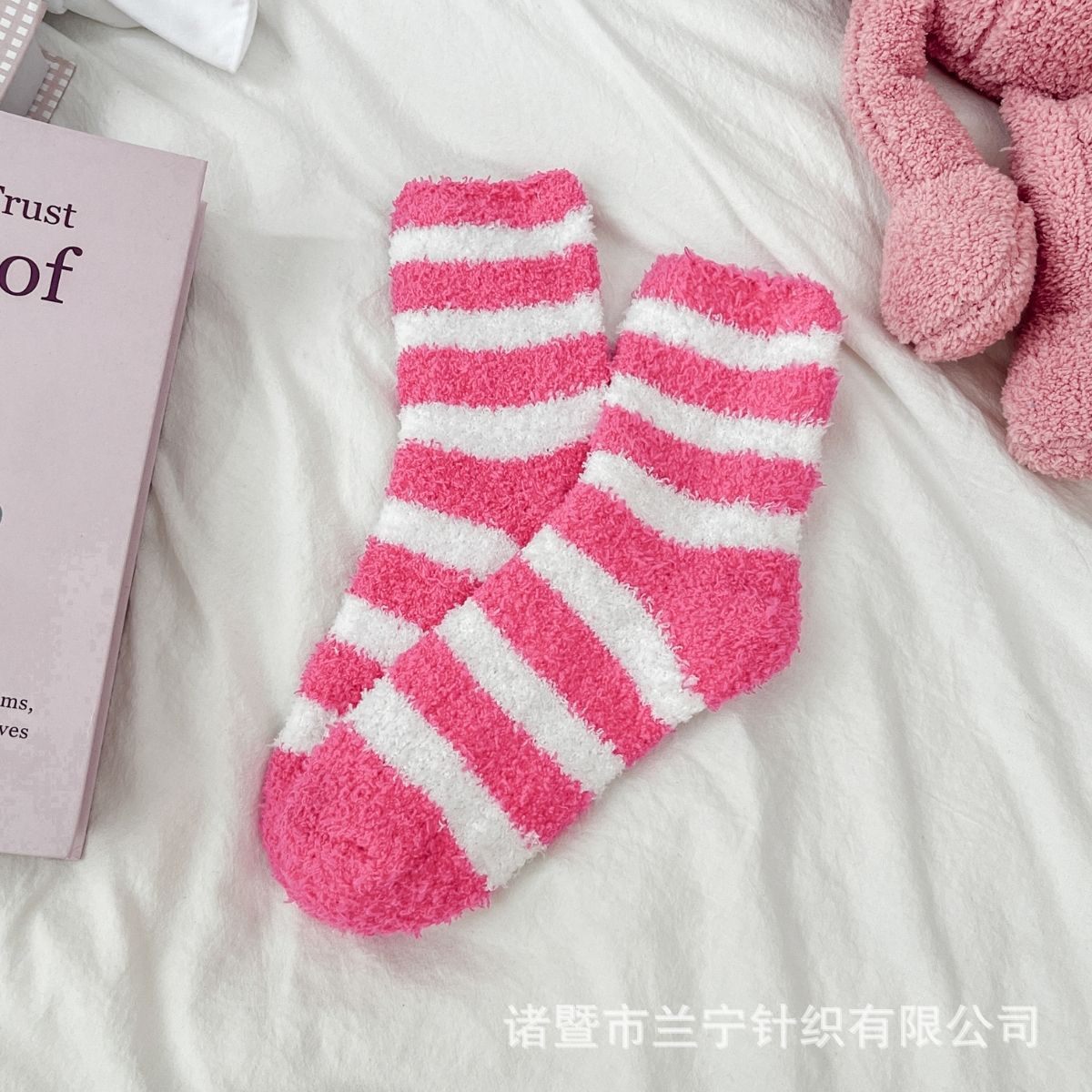 Calcetines de lana de coral sin pérdida de cabello Calcetines de piso de nicho rosa transfronterizo Calcetines de media lana de otoño e invierno para mujer Dormir en casa