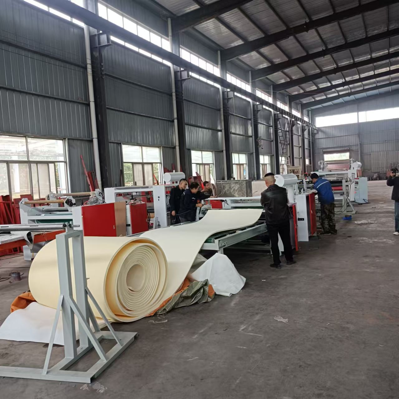 聚酯纤维棉毛毡地毯复合机 PVC塑胶地板革离型纸平贴机 软硬包机