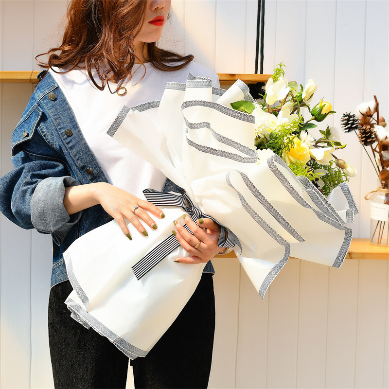 Fábrica de fiestas de flores al por mayor encaje papel de embalaje de flores impermeable semipermeable papel de niebla papel de embalaje de ramo de flores sólidas