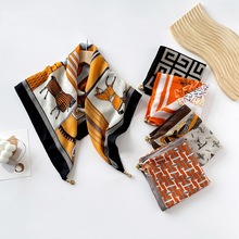 磁吸三角巾春夏新款磁吸扣丝巾 女士印花三角围巾气质百搭韩版围