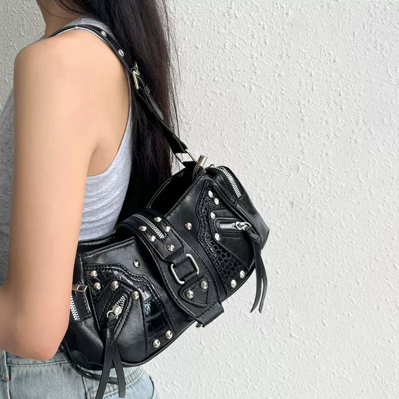 高级感机车包女2026新款小众时尚腋下包辣妹铆钉单肩包百搭斜挎包