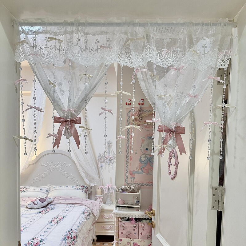 蝶結びのカーテンの寝室に部屋のビーズチェーンを配置してピンクの少女の心の雰囲気を改造します。|undefined