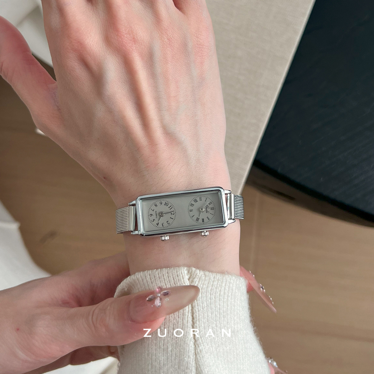 ZUORANダブル文字盤デザイン感対外貿易人気ファッション高級感実用カジュアル百合レディース腕時計