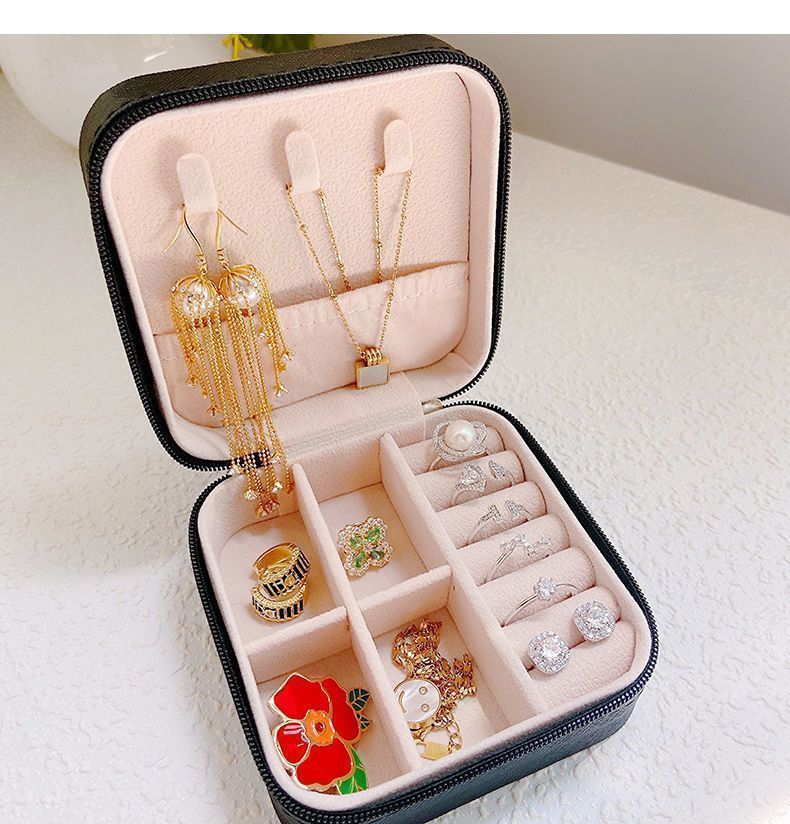 Tragbare Schmuckaufbewahrungsbox mit mehreren Ebenen und Fächern für Ohrringe, Halsketten und Ringe – koreanisches minimalistisches Design für Reiseschmuckbox