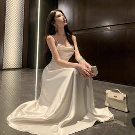 白色吊带连衣裙新款缎面显瘦收腰轻奢高级感订婚礼