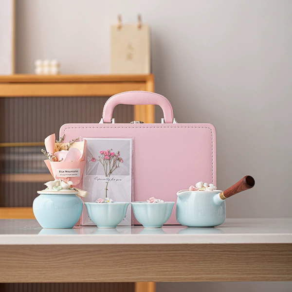 Blue side handle, one pot, two cups + tea can [leather bag]