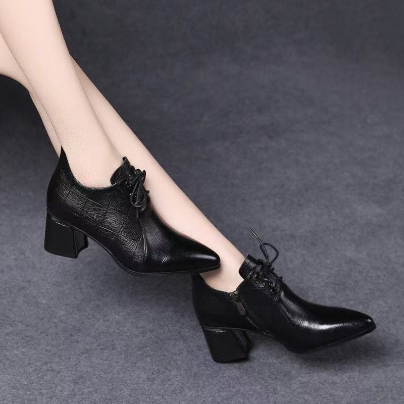 2026 primavera y verano nueva moda universal negro suave desgaste ligero punta punta pequeña zapatos de tacones altos para niños