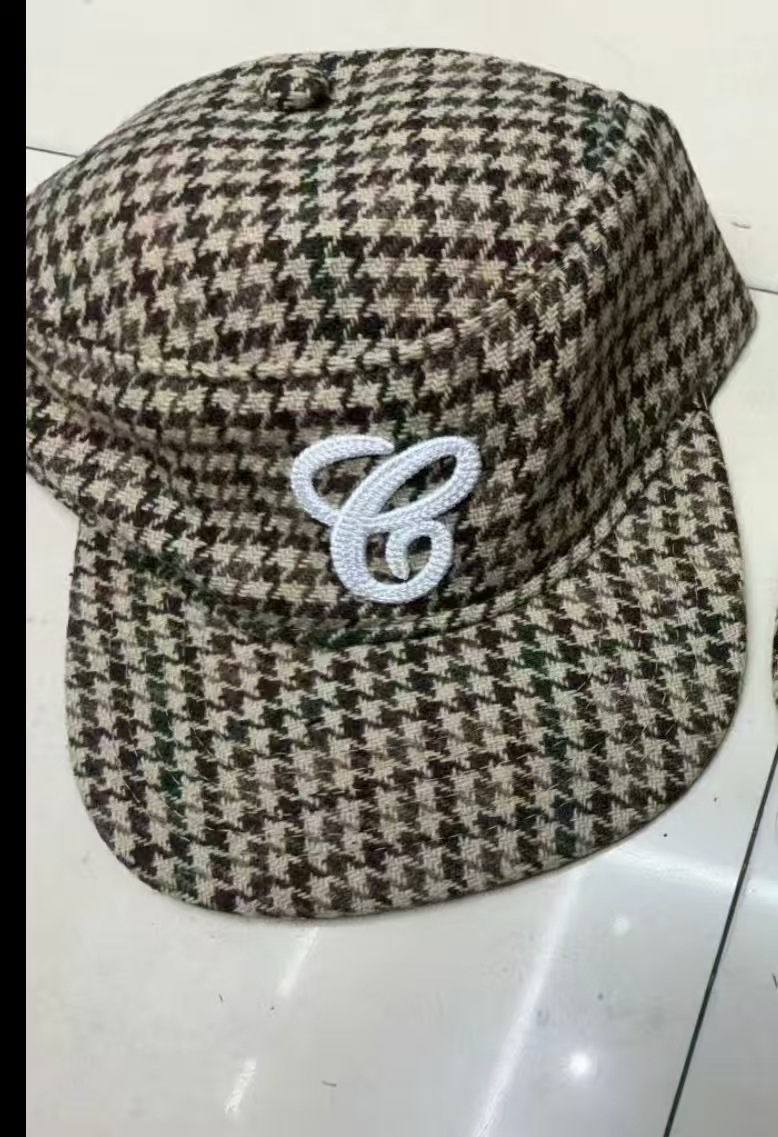 Cappello a tesa piatta a righe stile americano con lettera 3d_voghion.com