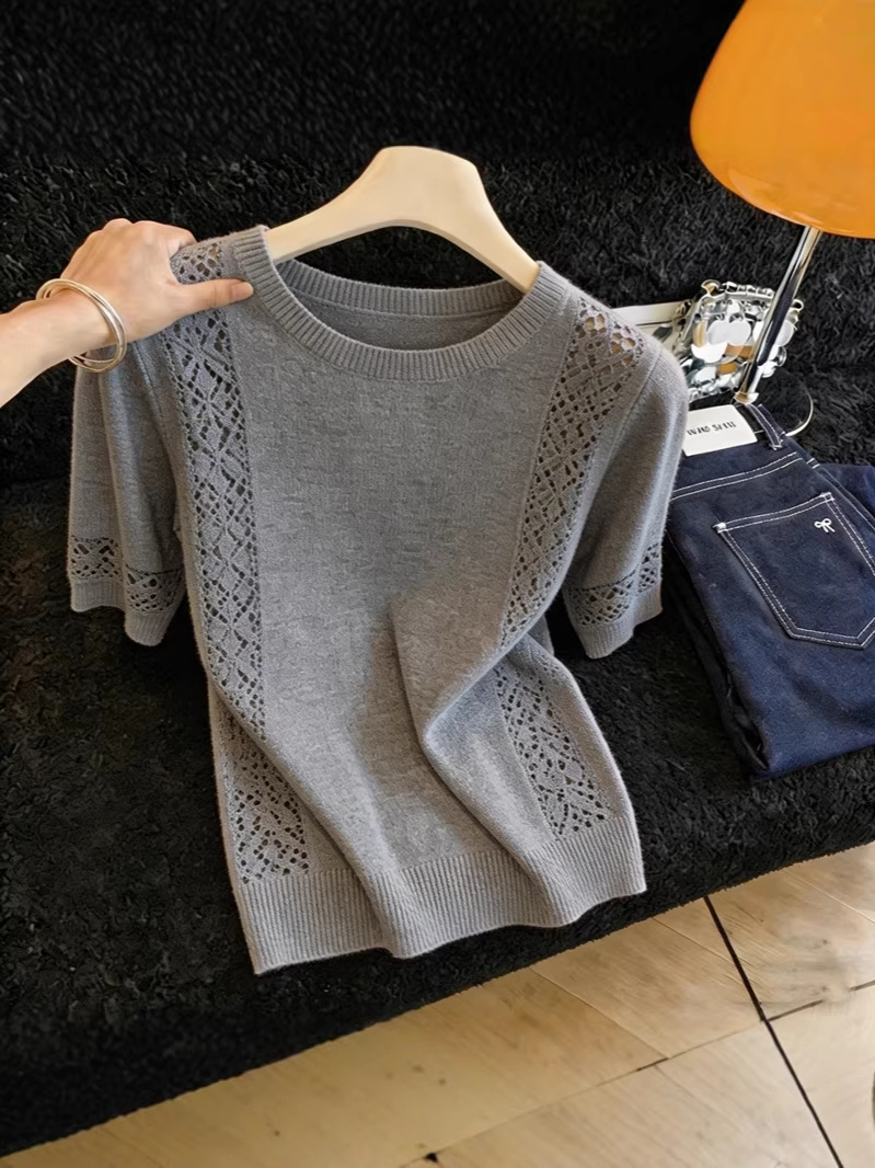 Áo thun nữ cổ tròn tay ngắn, chất liệu cotton thoáng mát, kiểu dáng đơn giản — màu xám đậm