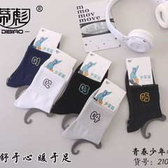 メンズスポーツ春夏の薄いタイプのメッシュの靴下の新型の通気性のアルファベットのソックスの精練綿は汗の浅い口の靴下を吸います。