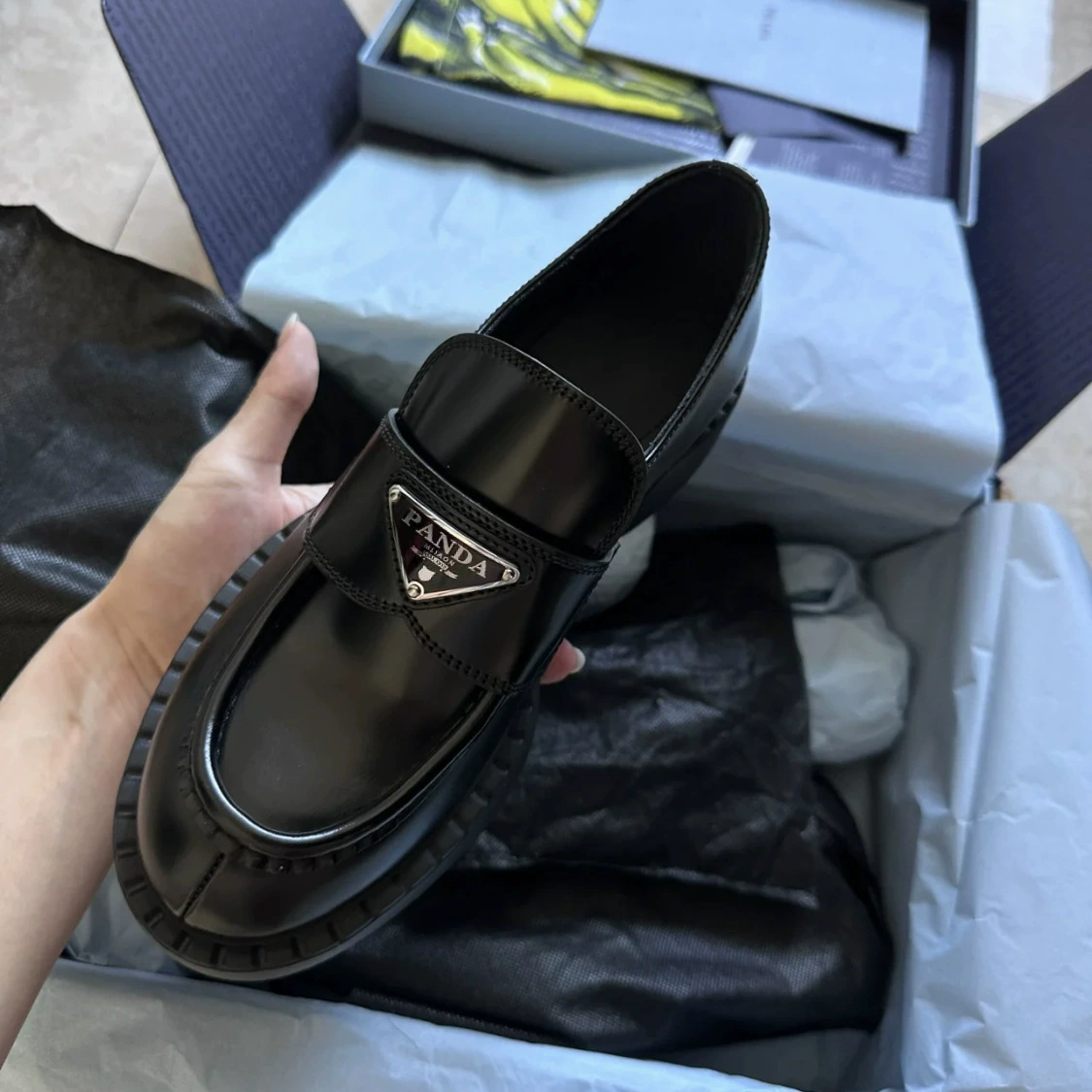 Версия из овчины ~ женские лоферы из натуральной кожи на толстой подошве и толстом каблуке с треугольным логотипом, маленькие кожаные туфли, балетки в британском стиле, кожаные туфли