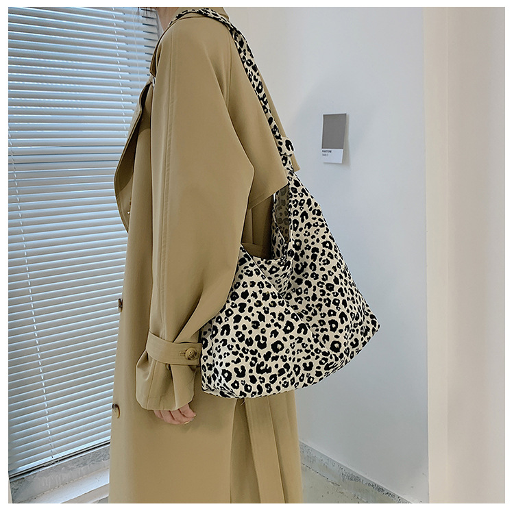 2024 new small leopard print shoulder shopping fashion canvas women's handbag stylish armpit bag_voghion.com