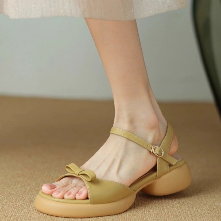 Sandalias francesas para mujeres 2026 verano nuevo estilo de moda versátil con suela gruesa con falda de una palabra con zapatos romanos para mujeres