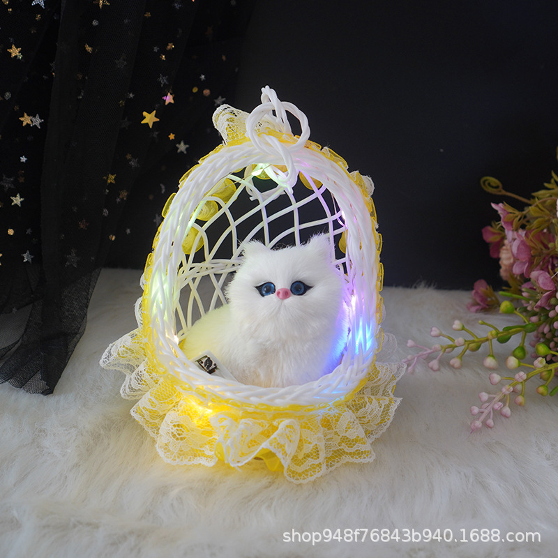 빛나는 매달린 바구니 (노란색) 는 작은 흰색 고양이라고 불립니다.