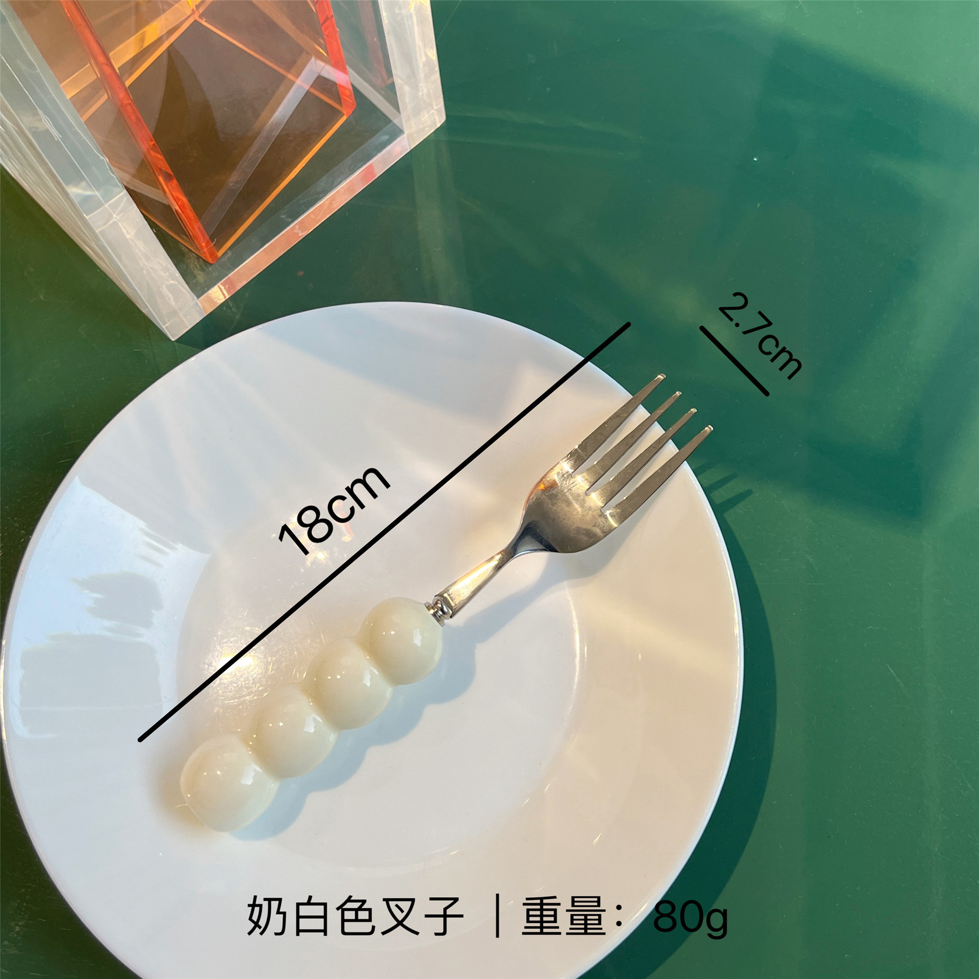 Tenedor blanco lechoso