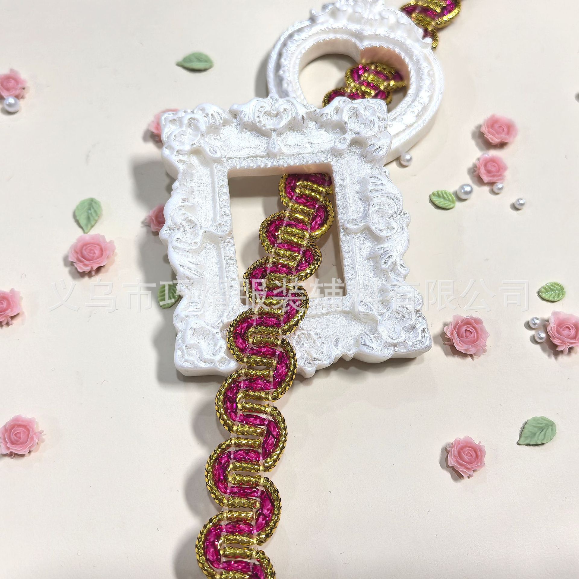 Venta al por mayor de fábrica de color de oro y plata lentejuelas florales con adornos accesorios de ropa accesorios de estilo étnico ondulado